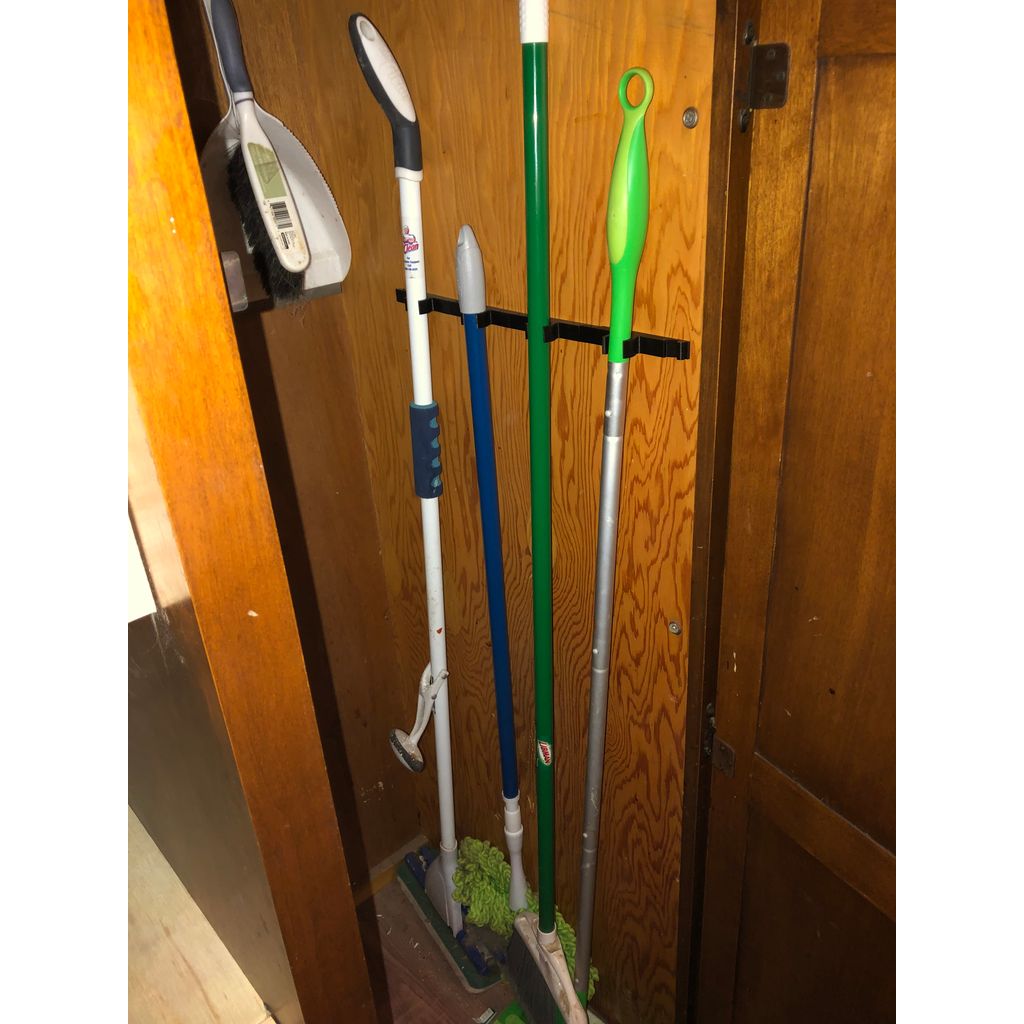 Chainable Broom Handle Clip – 22mm Cabinet Holder