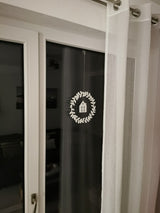 Fensterkranz mit hängendem Haus und Herz